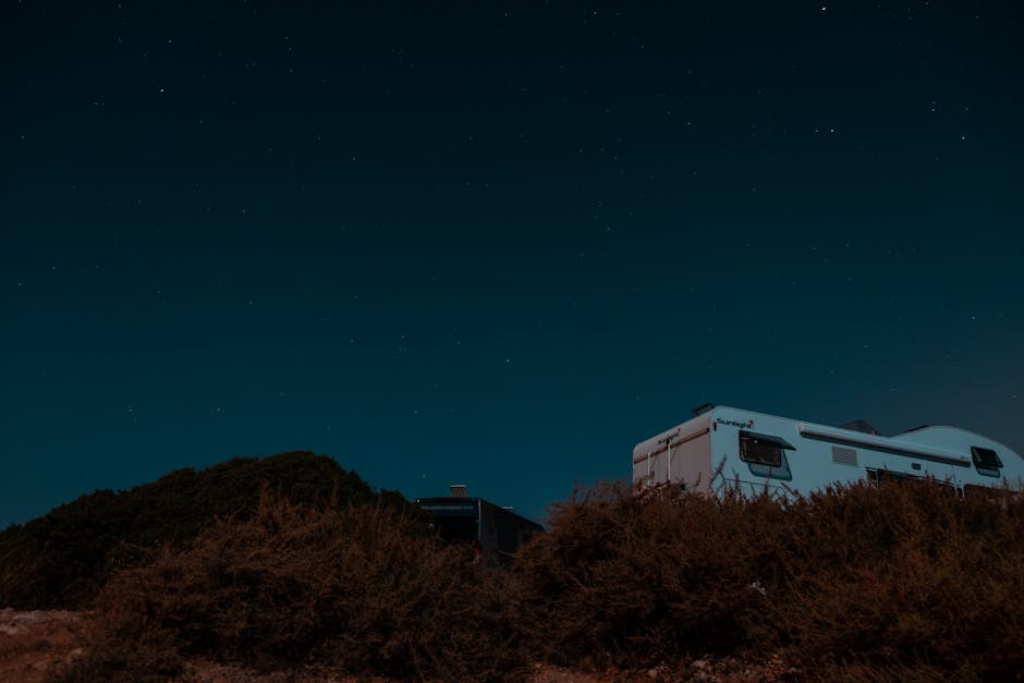 Um trailer de quinta roda oferecendo conforto e estabilidade em meio à natureza exuberante.