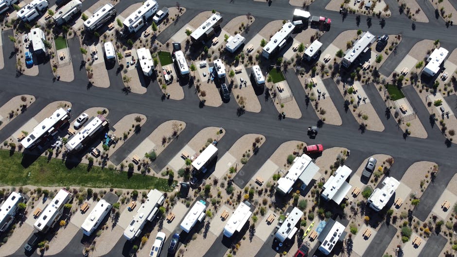 Motorhomes estacionados juntos em um encontro, mostrando união e confraternização