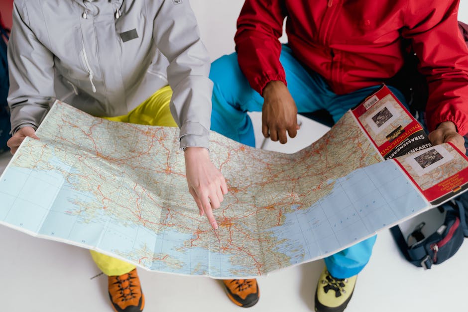 Amigos motorhomistas planejando a próxima rota em grupo, compartilhando mapas e ideias