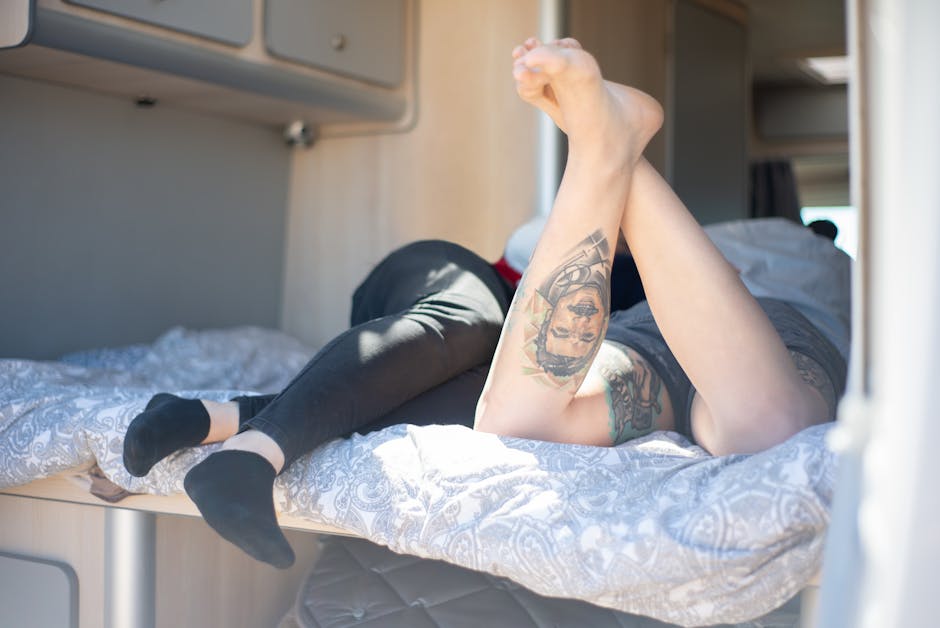 Um quarto aconchegante e bem iluminado no motorhome, ideal para o descanso após um dia de aventuras.