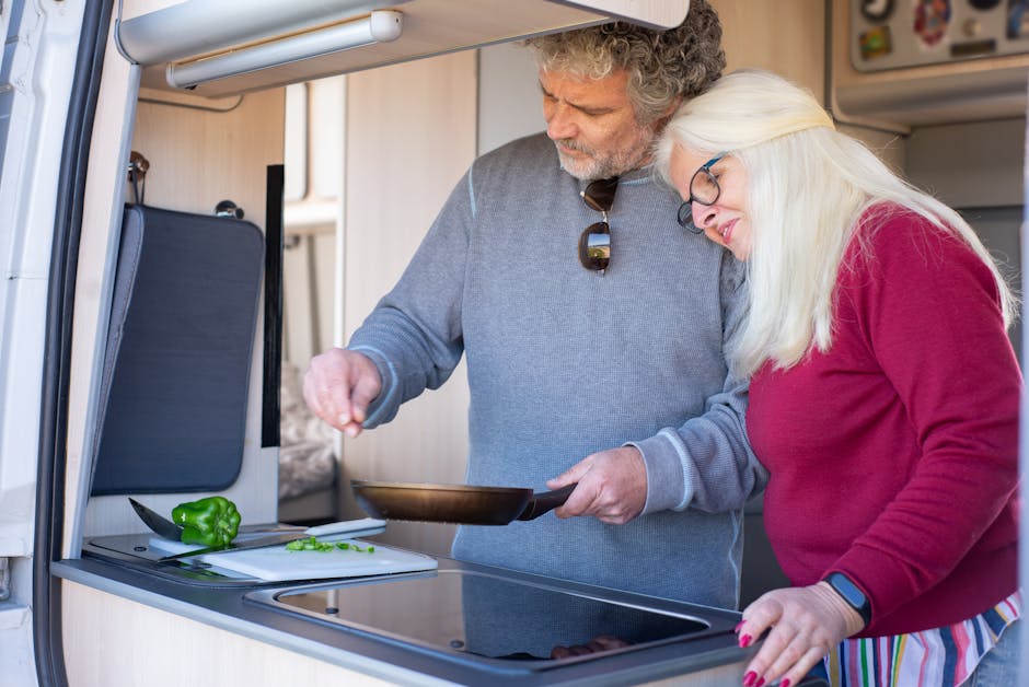 Cozinha compacta e funcional, com eletrodomésticos eficientes e armazenamento inteligente.
