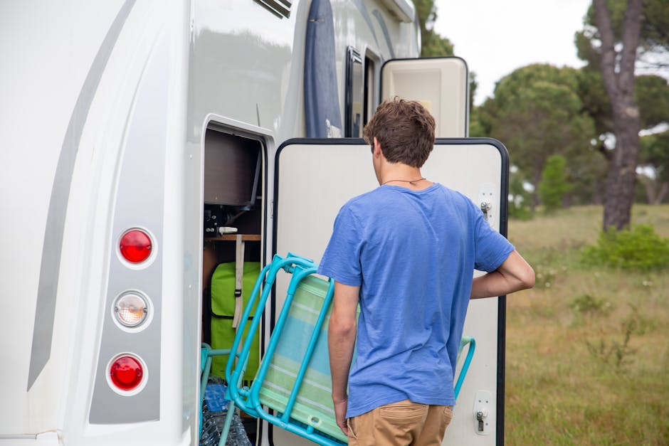 Armários e nichos embutidos transformam espaços pequenos em grandes aliados na organização do seu motorhome.