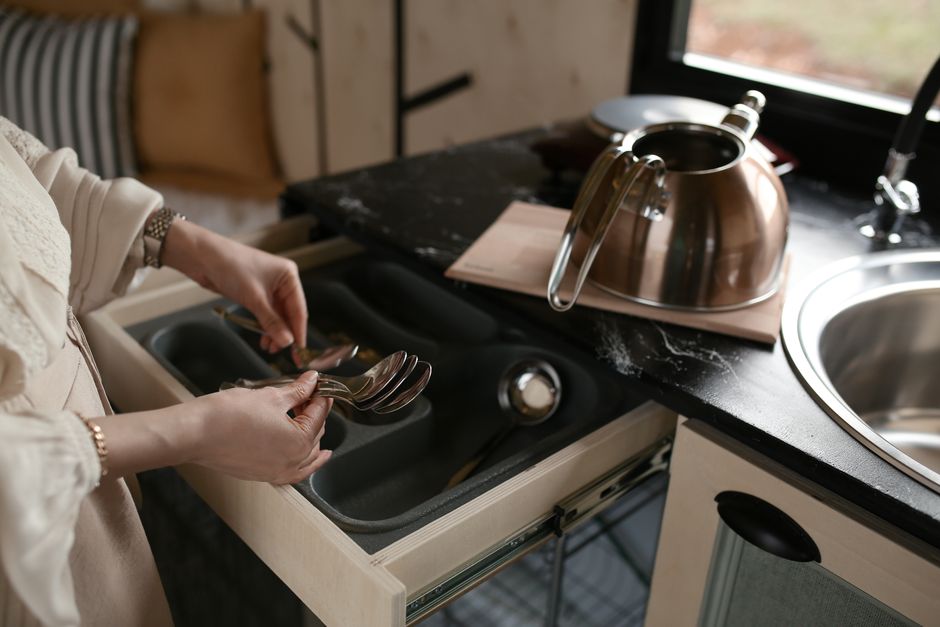 Cozinha compacta e funcional com soluções inteligentes de armazenamento no motorhome