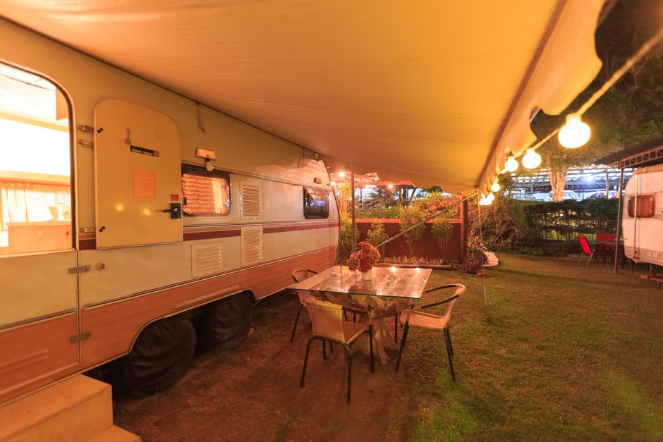 Iluminação ambiente cria um espaço aconchegante e relaxante dentro do motorhome