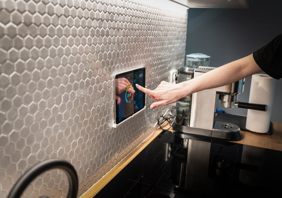 Painel de controle centralizado para gerenciar todas as funções inteligentes do seu motorhome.