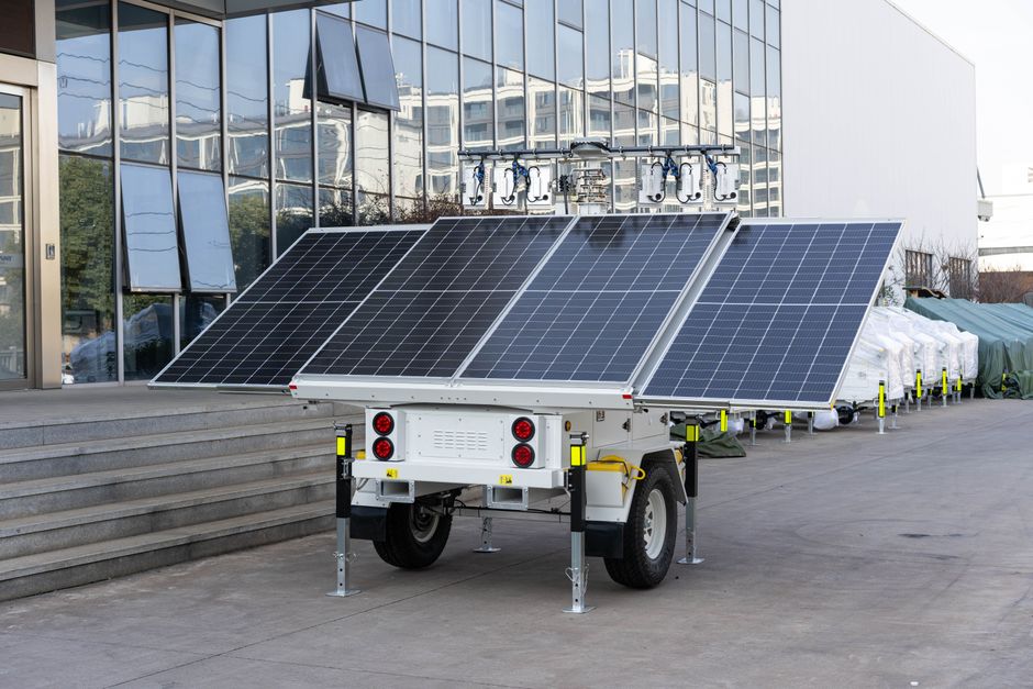 Painéis solares no teto do motorhome garantem energia limpa e abundante em qualquer lugar.