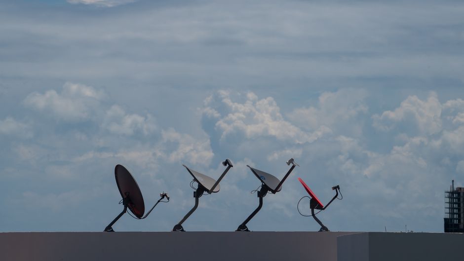 Internet via satélite oferece conectividade em áreas remotas, expandindo suas opções de destino.