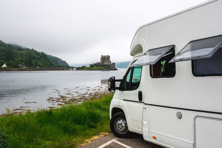 Torneira com sistema de economia de água no interior de um motorhome moderno