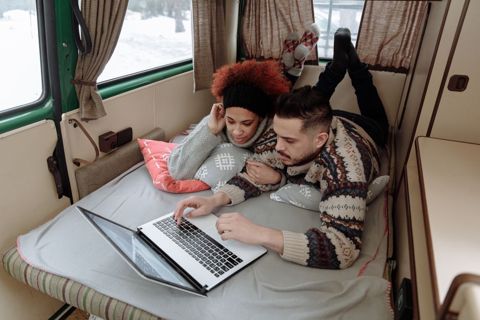 Tecnologia e gadgets compactos para manter tudo organizado e conectado na viagem