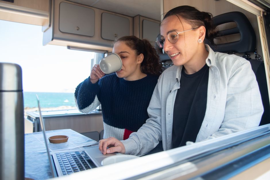 Ambiente de trabalho funcional e aconchegante dentro de um motorhome
