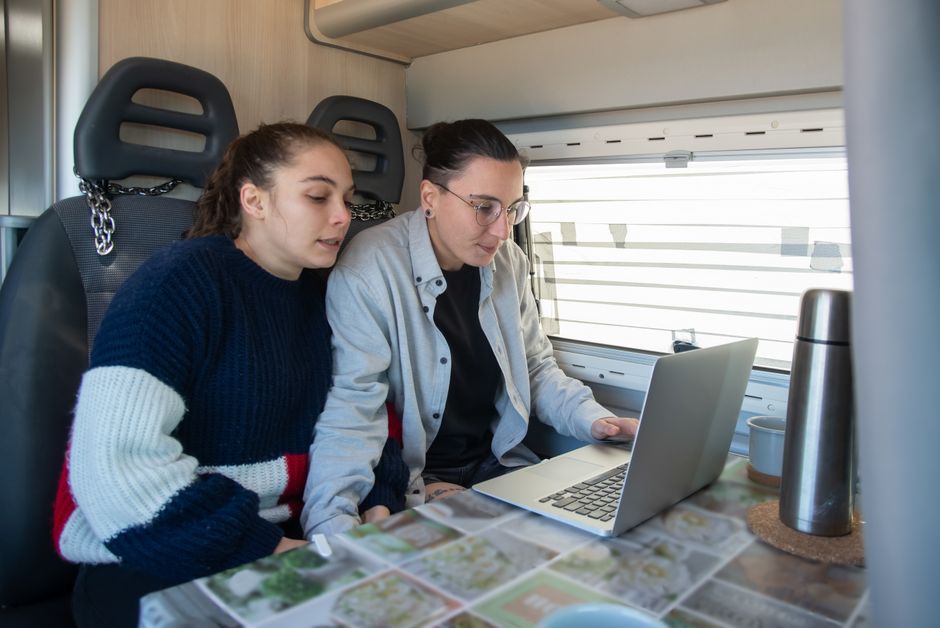 Trabalhe e estude remotamente com conforto e conectividade dentro do seu motorhome.