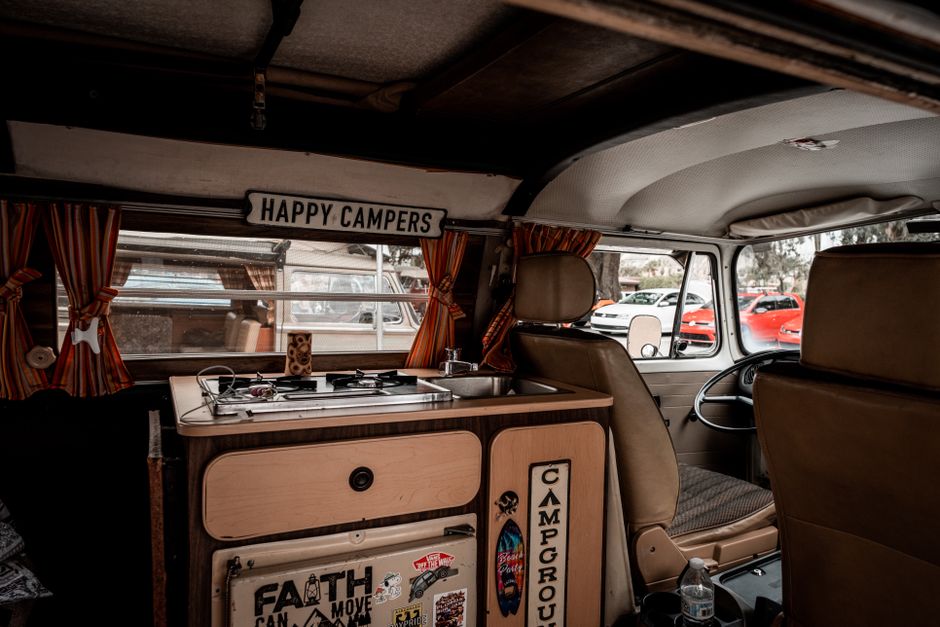 Vans customizadas combinam praticidade e um design inteligente para a vida na estrada.