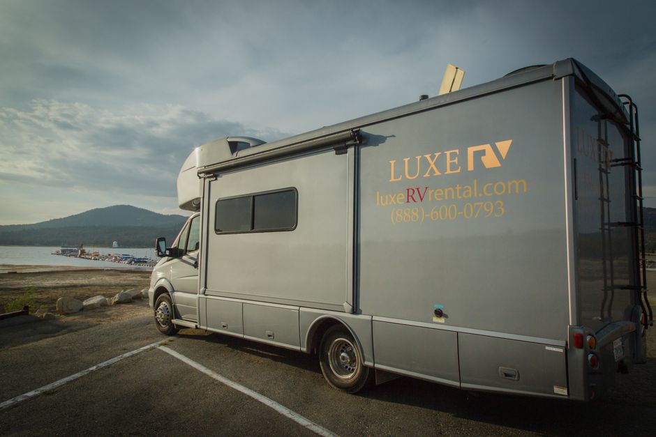 O conforto de uma casa sobre rodas te espera em qualquer destino com um motorhome.