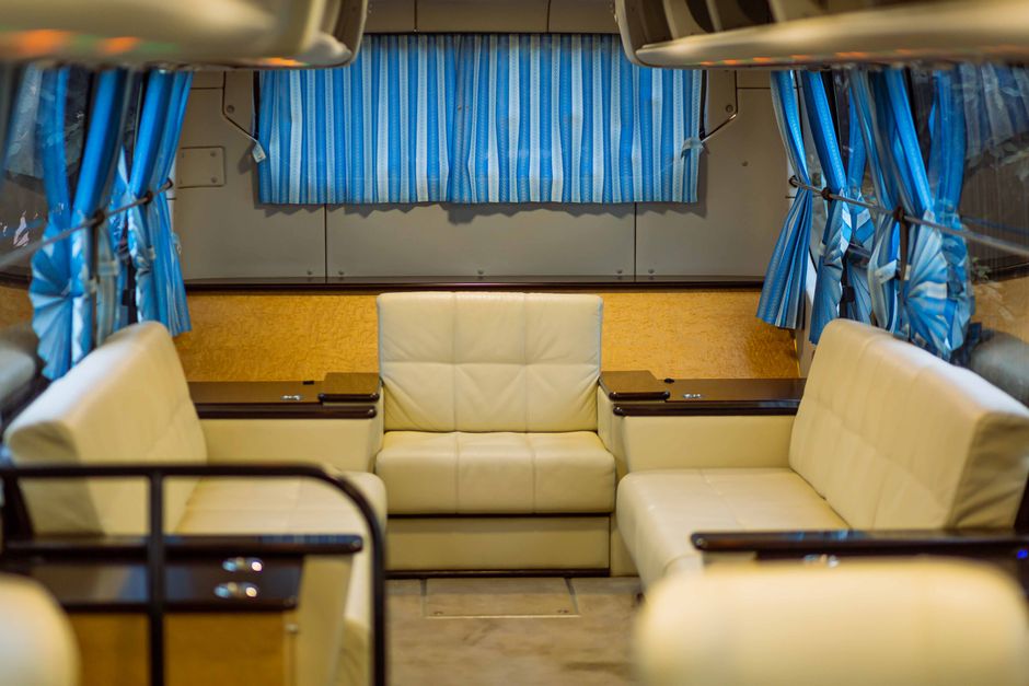 Conforto e espaço de um motorhome, sua casa completa sobre rodas em qualquer lugar.