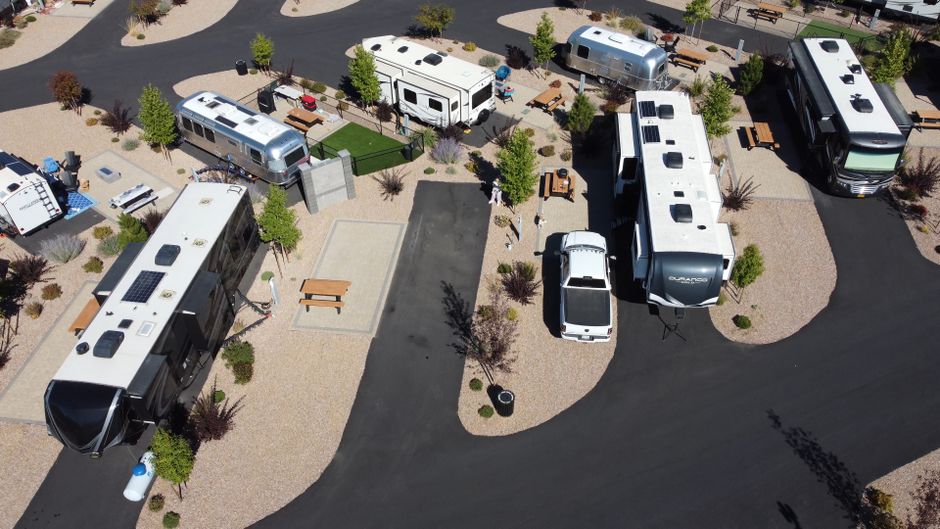 Campings estruturados oferecem conforto e segurança para o seu motorhome.