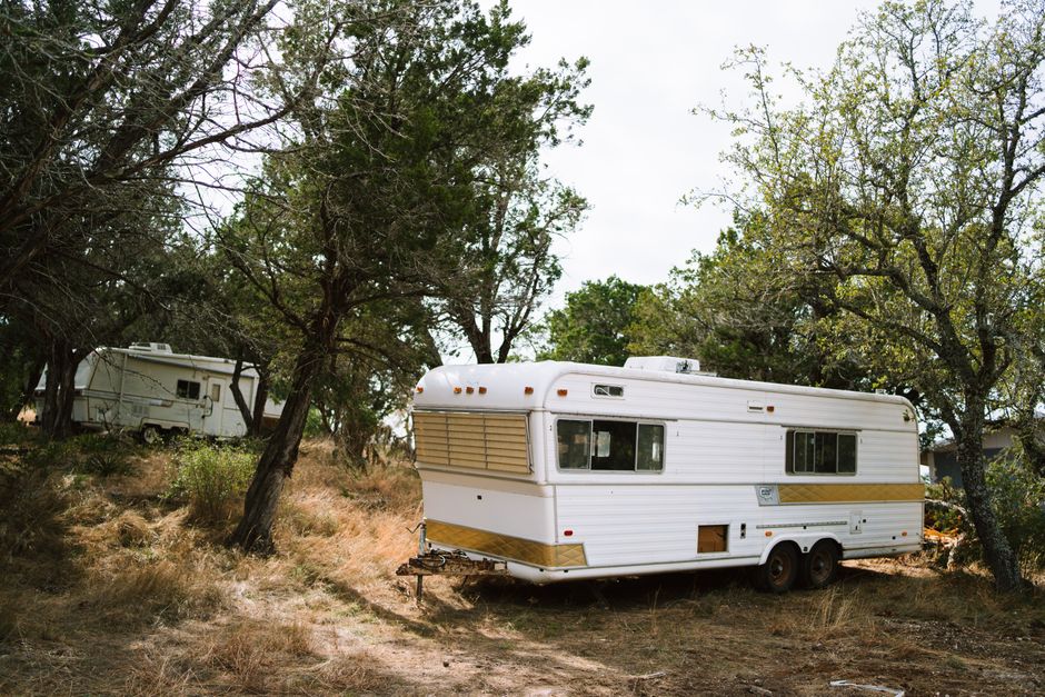 Um trailer oferece a liberdade de acampar em belas paisagens, mantendo o carro livre para passeios.