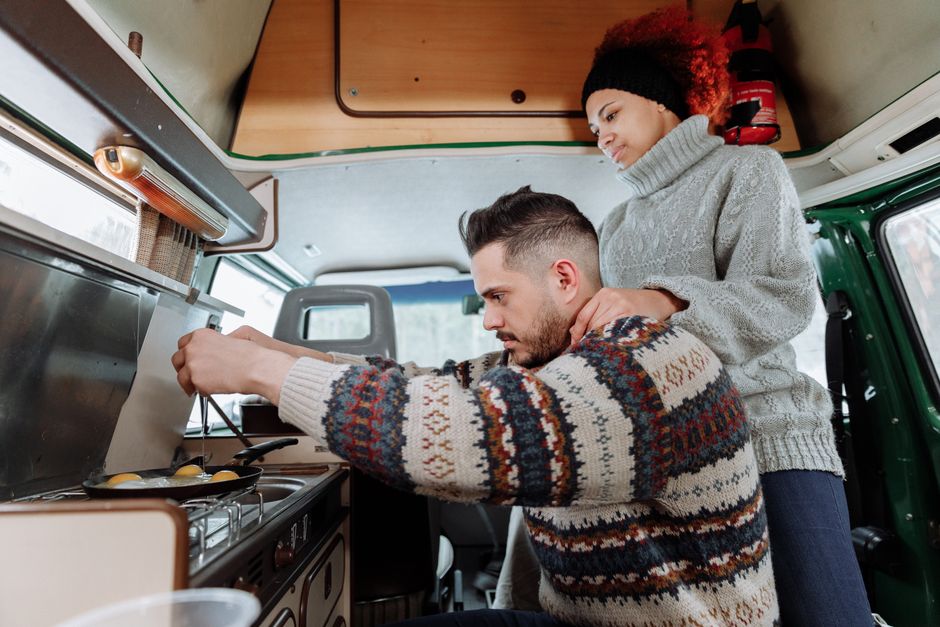 Otimização inteligente do espaço em uma van camper, ideal para aventuras ágeis e discretas.
