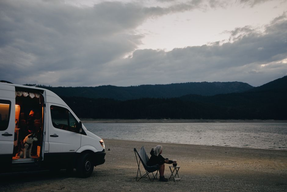 Seu companheiro explorando novas praias ao lado do motorhome, desfrutando da liberdade.