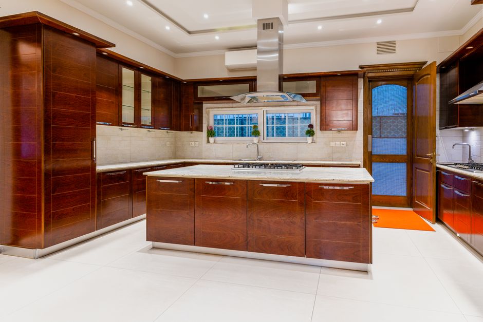 Cozinha completa e espaçosa em um motorhome de luxo, ideal para refeições gourmets na estrada.