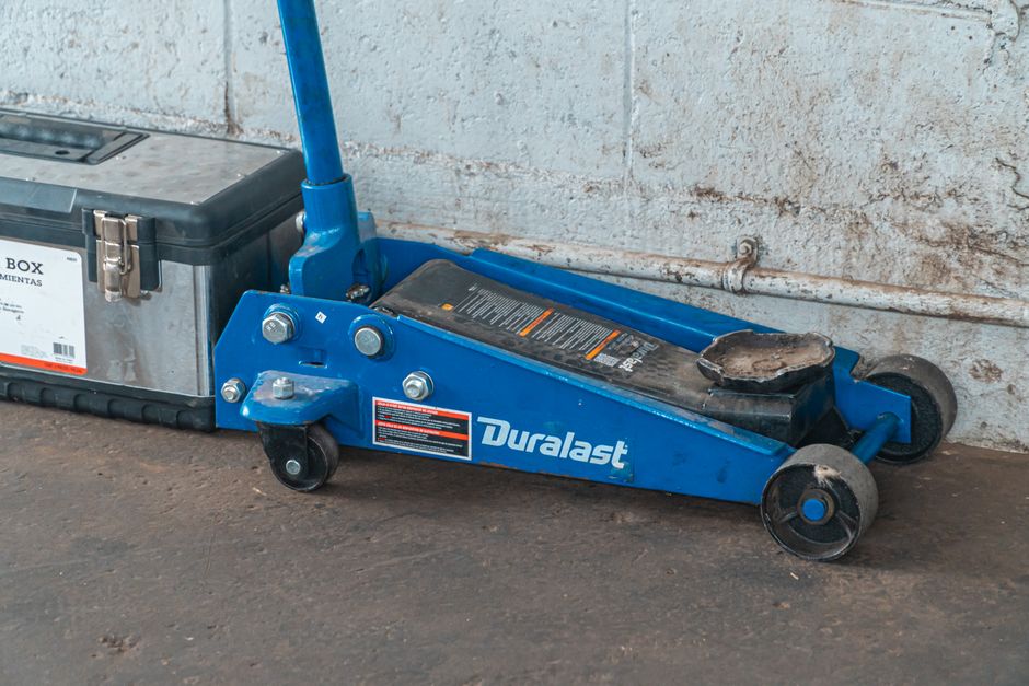 Um kit de ferramentas básico é essencial para pequenas manutenções e emergências na estrada.