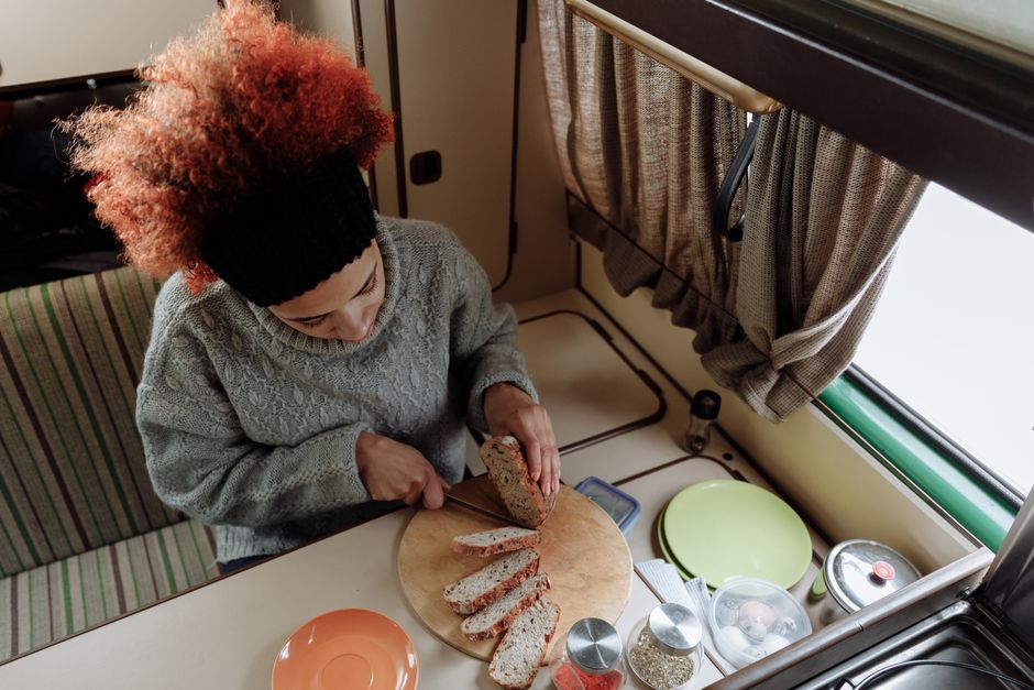 A culinária no motorhome permite refeições caseiras e personalizadas, um prazer simples da vida na estrada.