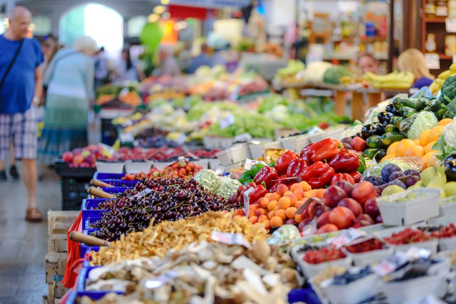 Sabores autênticos: mercados vibrantes e culinária regional esperam por você na estrada.